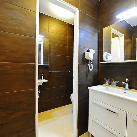 Avant Garde Luxury Rooms 4*
